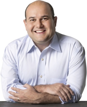 A headshot of Roberto Cláudio against a white backdrop